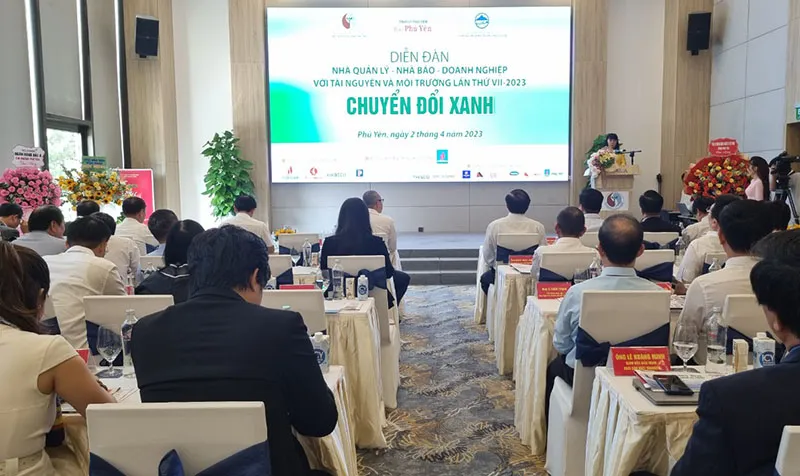 Diễn đàn “Nhà quản lý- nhà báo- doanh nghiệp với tài nguyên và môi trường. Ảnh: TẤN LỘC