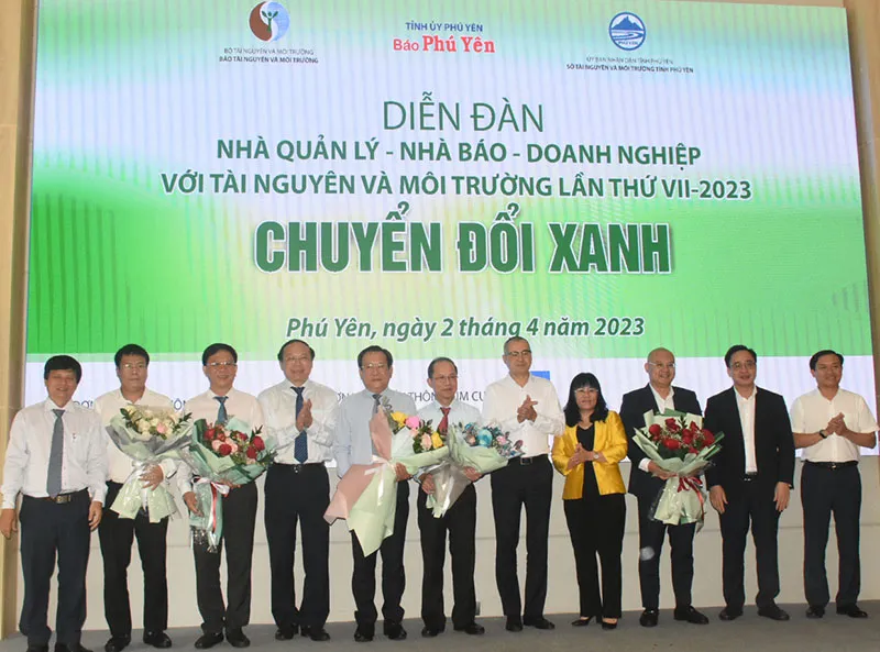 Lãnh đạo Bộ TN&amp;MT, lãnh đạo tỉnh Phú Yên tặng hoa chúc mừng Ban Chủ nhiệm Câu lạc bộ Báo chí Phát triển xanh hướng đến Net Zero Carbon. Ảnh: TẤN LỘC