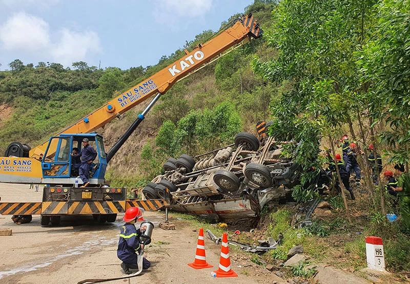 Lực lượng cứu hộ đưa các nạn nhân ra ngoài. Ảnh: MINH KHÔI