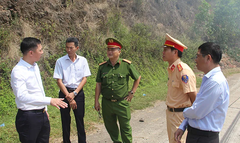 Ủy ban An toàn giao thông Quốc gia cùng các cơ quan chức năng kiểm tra hiện trường vụ tai nạn. Ảnh: MINH KHÔI Ủy ban An toàn giao thông Quốc gia cùng các cơ quan chức năng kiểm tra hiện trường vụ tai nạn