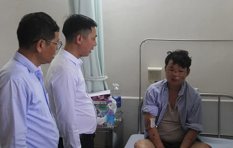 Ủy ban An toàn giao thông Quốc gia thăm nạn nhân đang điều trị tại BV Đa khoa Phú Yên. Ảnh: MINH KHÔI Ủy ban An toàn giao thông Quốc gia thăm nạn nhân đang điều trị tại BV Đa khoa Phú Yên. Ảnh: MINH KHÔI