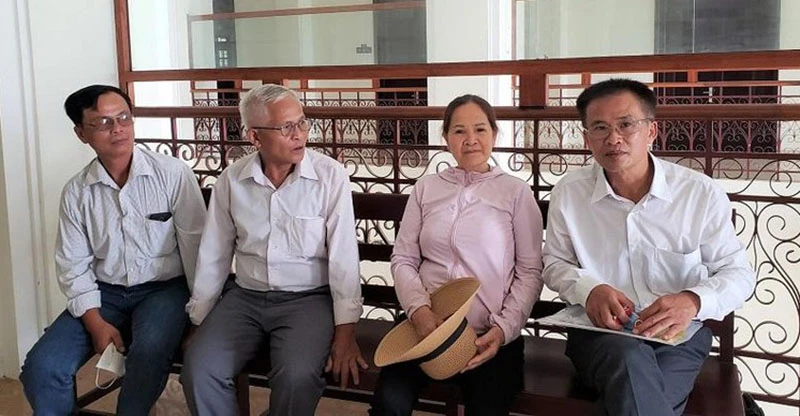 Những người thừa kế thứ nhất của ông Huỳnh Chiếm Phái tại phiên tòa phúc thẩm hồi tháng 5-2022. Ảnh: TẤM AN