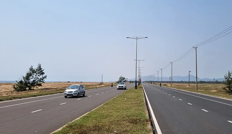 Đoạn đường sẽ bị nắn lệch về phía tây hơn 200 m. Ảnh: TẤN LỘC