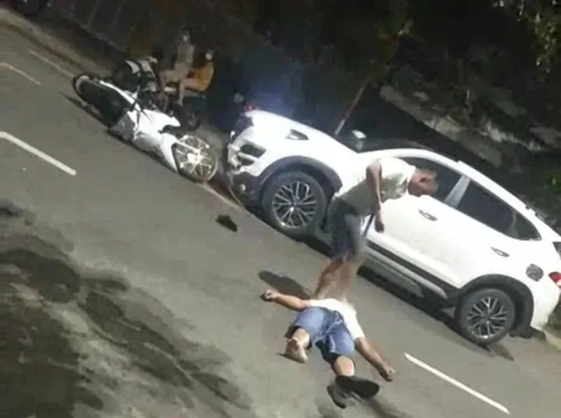 Lê Chí Đạt đạp vào cổ ông Lê Minh Hoàng sau khi người này đã bất tỉnh. Ảnh: cắt từ clip do người dân quay.