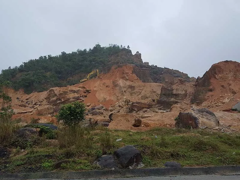 Khu vực rừng đặc dụng Đèo Cả bị phá làm mỏ đất. Ảnh: TL