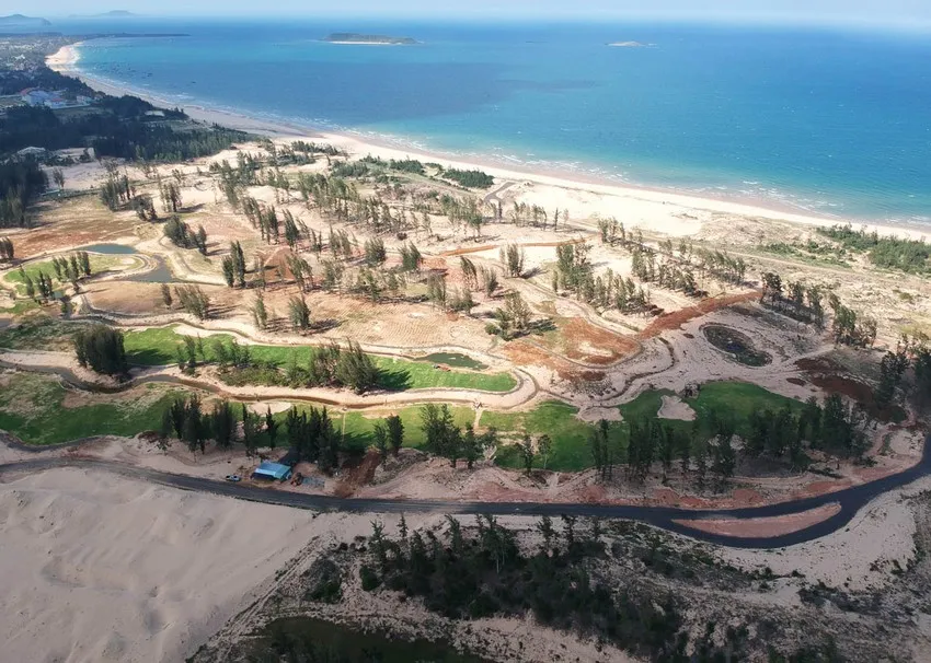 40 ha rừng phòng hộ ven biển ở TP Tuy Hòa bị khai thác, triệt phá để làm dự án trái quy định. Ảnh: TẤN LỘC