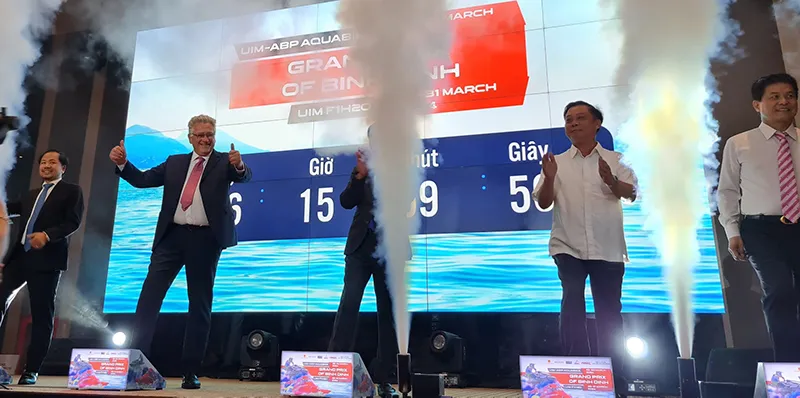 Đại diện ban tổ chức giải đua thuyền máy nhà nghề quốc tế và lãnh đạo tỉnh Bình Định thực hiện nghi thức khởi động cuộc đua. Ảnh: LT Đại diện ban tổ chức giải đua thuyền máy nhà nghề quốc tế và lãnh đạo tỉnh Bình Định thực hiện nghi thức khởi động cuộc đua. Ảnh: LT