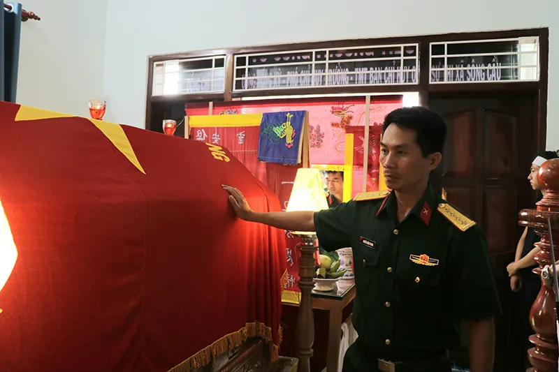 Đồng đội tiễn đưa Trung tá Trương Hồng Kỳ. Ảnh: VŨ XUÂN Đồng đội tiễn đưa Trung tá Trương Hồng Kỳ. Ảnh: VŨ XUÂN