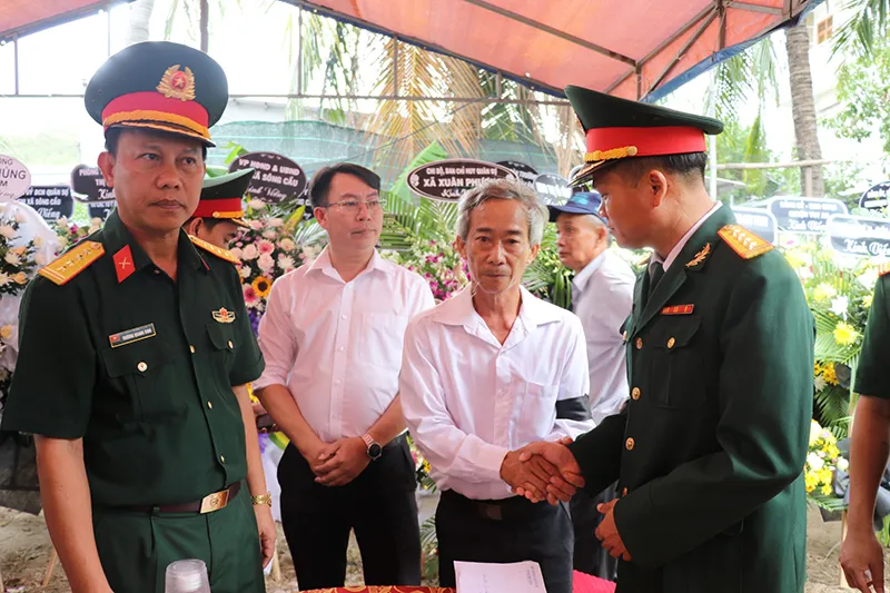 Đồng đội chia sẻ nỗi đau với người thân Trung tá Trương Hồng Kỳ. Ảnh: VŨ XUÂN Đồng đội chia sẻ nỗi đau với người thân Trung tá Trương Hồng Kỳ. Ảnh: VŨ XUÂN