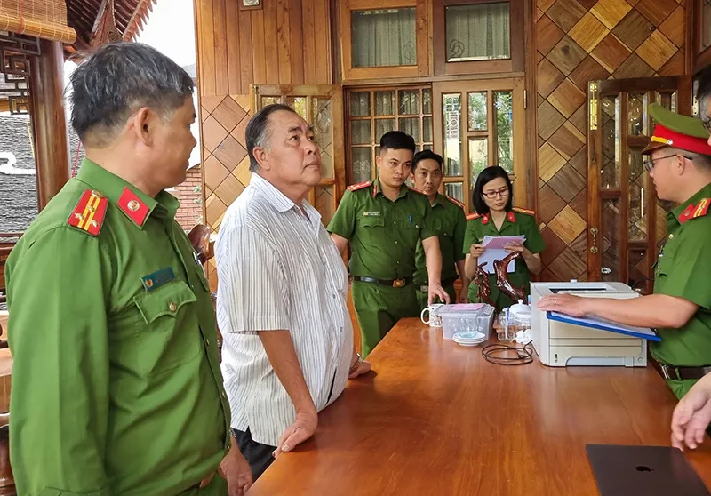 Cơ quan CSĐT Công an tỉnh Phú Yên công bố quyết định khởi tố, lệnh khám xét. Ảnh: TẤN LỘC