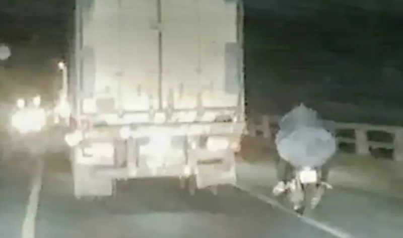 Chiếc xe container và xe máy trước khi xảy ra vụ va chạm làm chết người. Ảnh cắt từ camera hành trình tai-nan-giao-thong-1.jpg