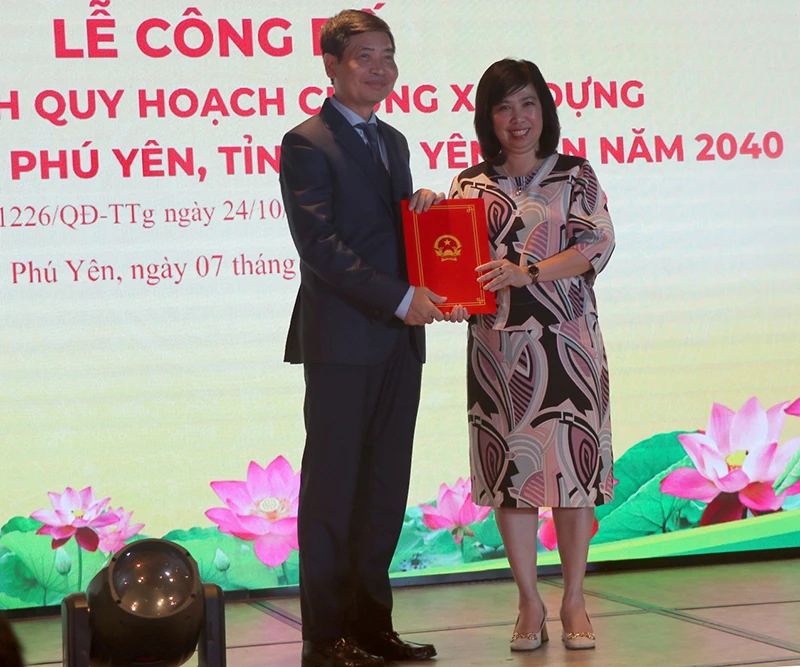 Đại diện Bộ Xây dựng (bên phải) trao quyết định điều chỉnh quy hoạch chung xây dựng KKT Nam Phú Yên cho chủ tịch UBND tỉnh Phú Yên. Ảnh: VŨ XUÂN nam-phu-yen-1.jpg