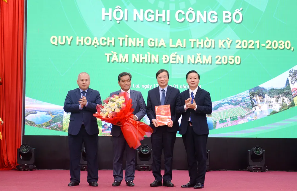 trao-quyet-dinh-cua-chinh-phu-quy-hoach-gia-lai.jpg