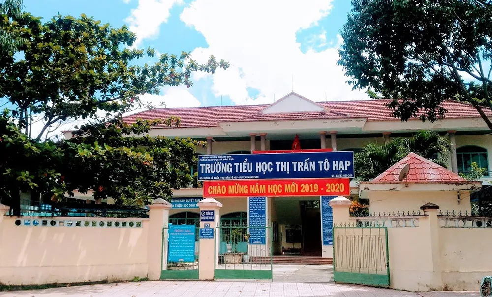 Trường tiểu học thị trấn Tô Hạp- nơi có 28 học sinh nhập viện nghi ngộ độc. Ảnh tư liệu ngo-doc-thuc-pham-1.jpg