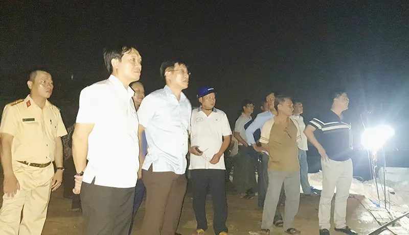 Lãnh đạo các cơ quan chức năng tỉnh Phú Yên chỉ đạo, theo dõi việc tìm kiếm các nạn nhân. Ảnh: TRẦN NGÔ lat-xuong-tren-song-ba-2.jpg