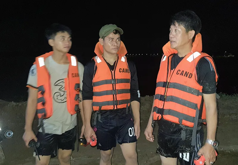 Lực lượng cứu hộ nỗ lực tìm kiếm các nạn nhân. Ảnh: TRẦN NGÔ lat-xuong-tren-song-ba-3.jpg