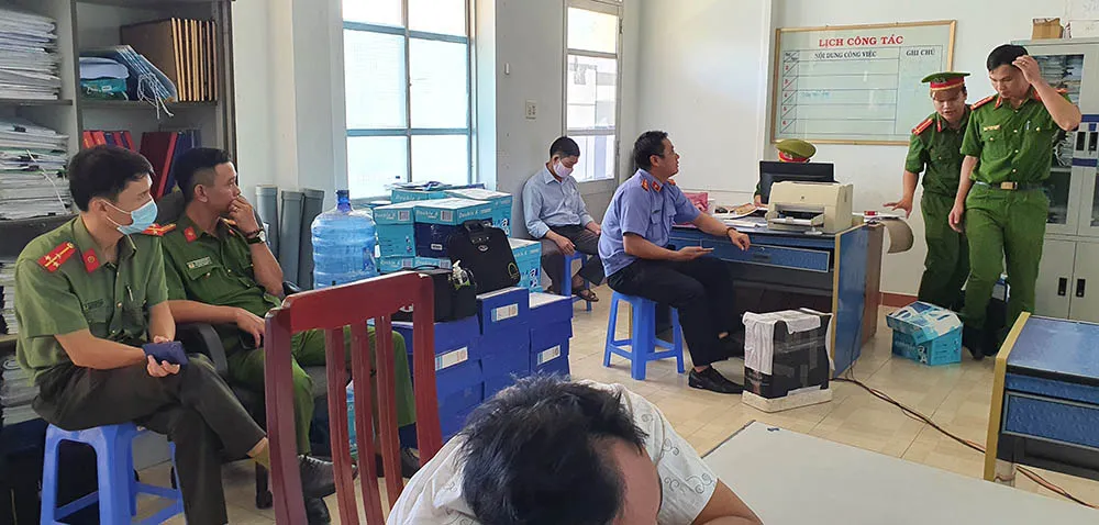 Cơ quan điều tra khám xét phòng làm việc của một cán bộ tại Sở TN&MT Phú Yên. Ảnh: TẤN LỘC sai-pham-dat-dai-1.jpg