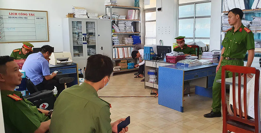Cơ quan điều tra khám xét nơi làm việc một bị can trong vụ án. Ảnh: TẤN LỘC sai-pham-dat-dai-2.jpg