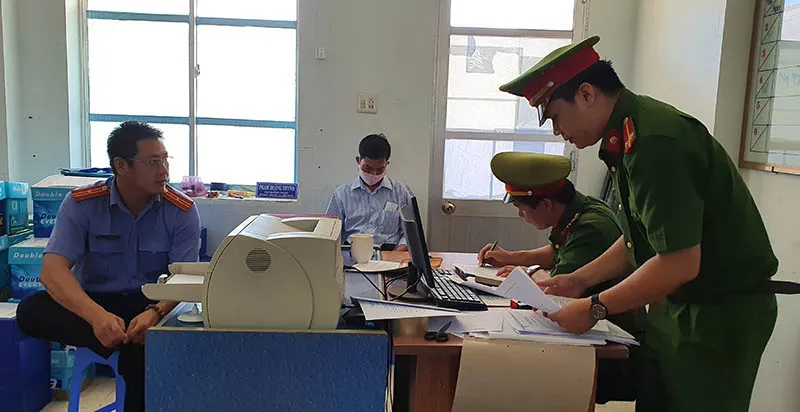 Khám xét nơi làm việc của một bị can. Ảnh: TẤN LỘC sai-pham-dat-dai-3.jpg