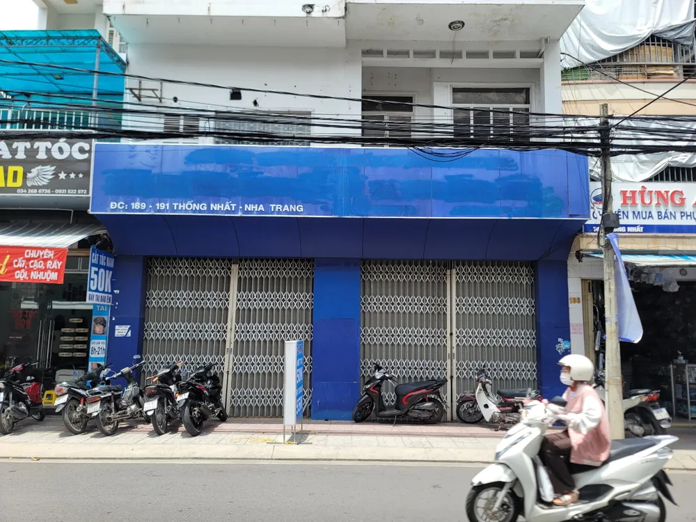 Hai cơ sở nhà đất số 189 và 191 Thống Nhất thông báo bán đấu giá lần ba vẫn chưa có người mua - Ảnh: TRẦN HƯỚNG dat-vang-nha-trang-2.jpg