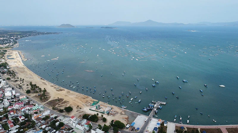 Một góc vịnh Vân Phong - Ảnh: TRẦN HƯỚNG khu-kinh-te-van-phong-1.jpg