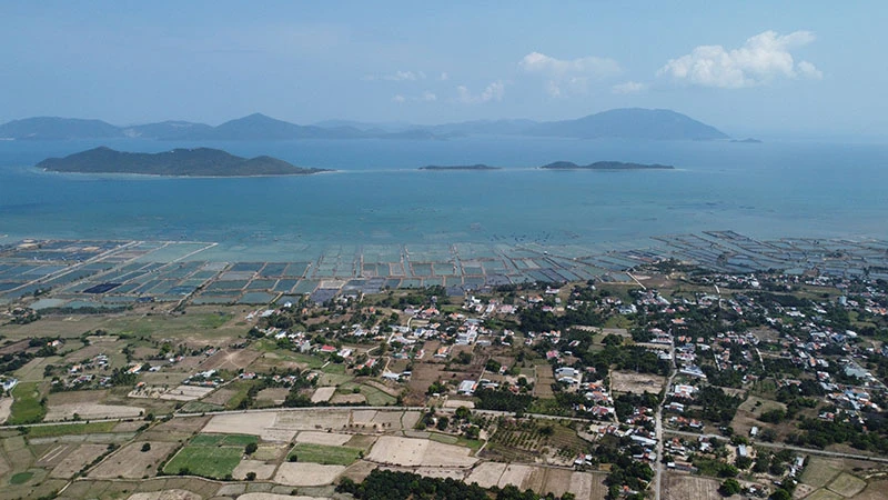 Khu vực xã Vạn Thạnh nhìn ra vịnh Vân Phong - Ảnh: TRẦN HƯỚNG khu-kinh-te-van-phong-2.jpg
