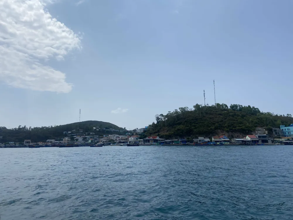 Một góc đảo Trí Nguyên trên vịnh Nha Trang. Ảnh: TRẦN HƯỚNG dao-tri-nguyen.jpg