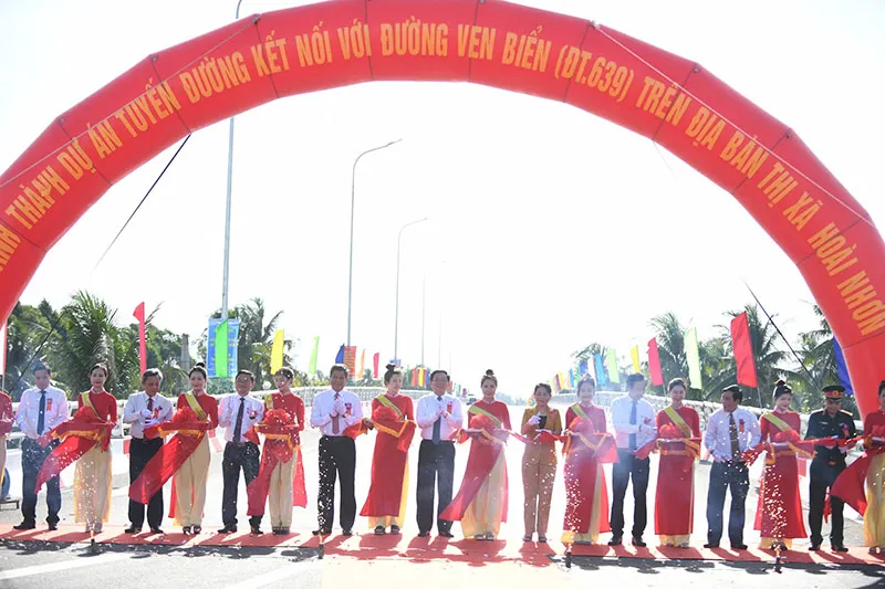 Nghi thức cắt băng khánh thành đường kết nối đường ven biển. Ảnh: LT duong-ket-noi-1.jpg