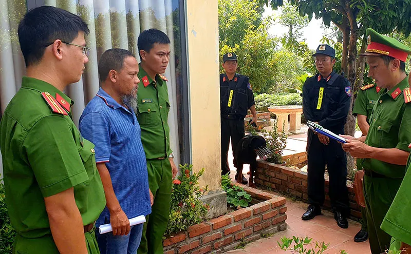 Cơ quan CSĐT Công an tỉnh Phú Yên tống đạt quyết định khởi tố bị can đối với Đặng Thanh Bình. Ảnh: CÔNG AN PHÚ YÊN vi-pham-khai-thac-tai-nguyen-1.jpg