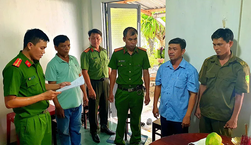 Cơ quan CSĐT Công an tỉnh Phú Yên tống đạt quyết định khởi tố bị can đối với Huỳnh Khắc Duy. Ảnh: CÔNG AN PHÚ YÊN vi-pham-khai-thac-tai-nguyen-2.jpg