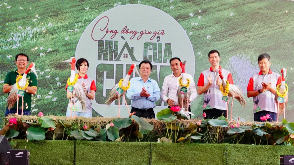 Phó Chủ tịch Quốc hội Lê Minh Hoan và các đại biểu thực hiện nghi thức đặt tên cho các cá thể sếu đầu đỏ le-minh-hoan-seu-dau-do.jpg