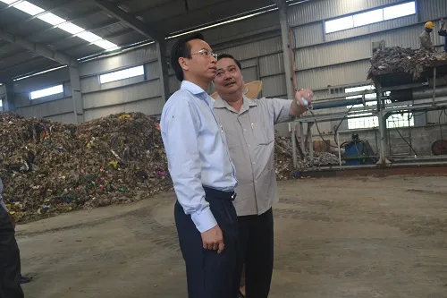Bí thư Thành ủy Đà Nẵng xuống hiện trường kiểm tra bãi rác ô nhiễm ảnh 2 Bí thư Thành ủy Đà Nẵng xuống hiện trường kiểm tra bãi rác ô nhiễm ảnh 2