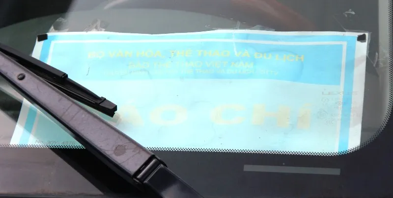 Tạm giữ siêu xe nghi nhập lậu, gắn mác 'báo chí' ảnh 2 Tạm giữ siêu xe nghi nhập lậu, gắn mác 'báo chí' ảnh 2