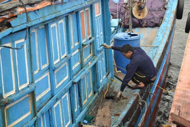 Tàu cá Trung Quốc ném pin, tông sập mái cabin tàu cá Việt Nam ảnh 5