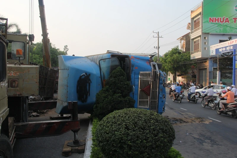 Xe container lật nghiêng, hàng tấn sắt vụn tràn ra đường ảnh 1