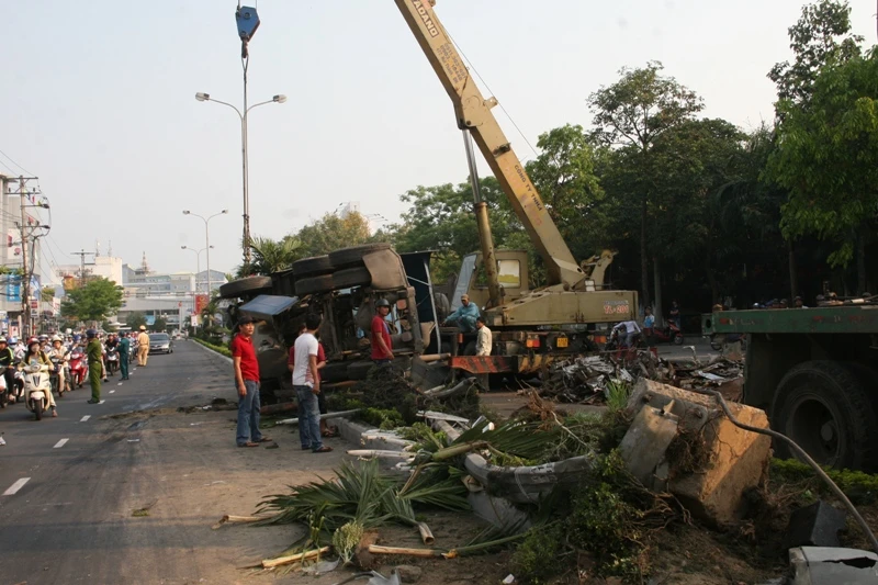 Xe container lật nghiêng, hàng tấn sắt vụn tràn ra đường ảnh 2