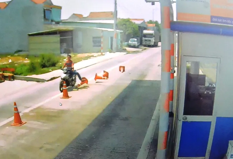 Chắn xe, quậy tưng trạm thu phí ảnh 1 Chắn xe, quậy tưng trạm thu phí ảnh 1