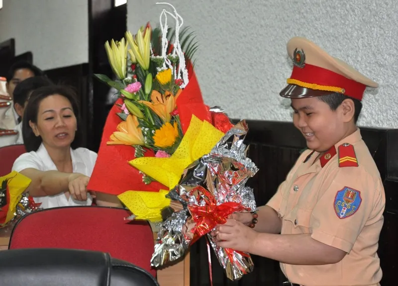 Cậu bé ung thư ở Đà Nẵng lần thứ 2 khoác áo CSGT ảnh 1