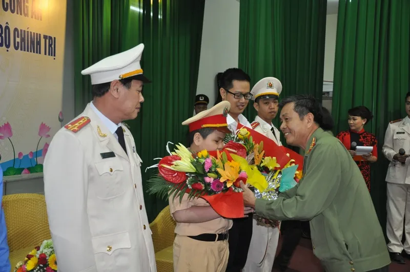 Cậu bé ung thư ở Đà Nẵng lần thứ 2 khoác áo CSGT ảnh 3