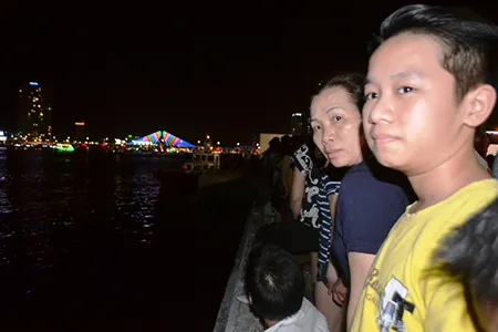 Tàu du lịch chìm trên sông Hàn: Sáng nay, ngư dân sẽ tìm 3 người mất tích ảnh 28