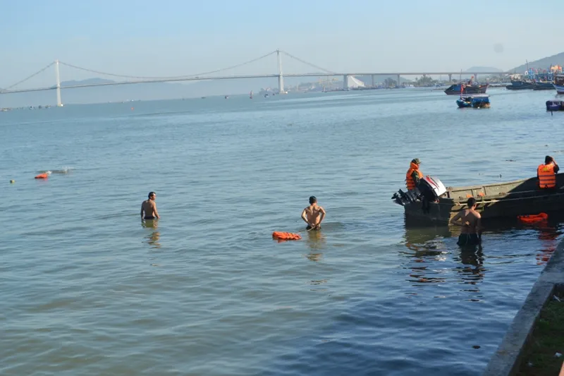 Đặc công nước lặn tìm các nạn nhân vụ chìm tàu trên sông Hàn ảnh 3