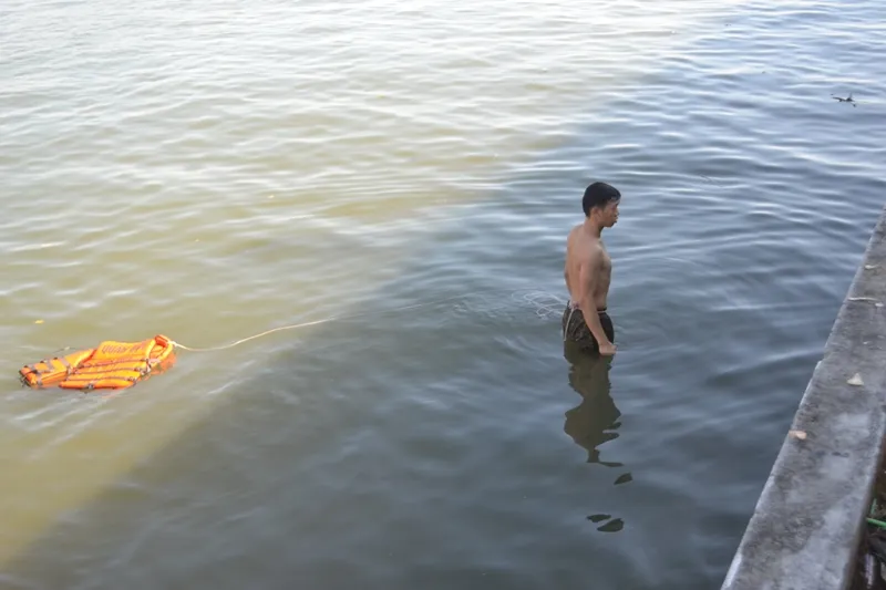 Đặc công nước lặn tìm các nạn nhân vụ chìm tàu trên sông Hàn ảnh 4