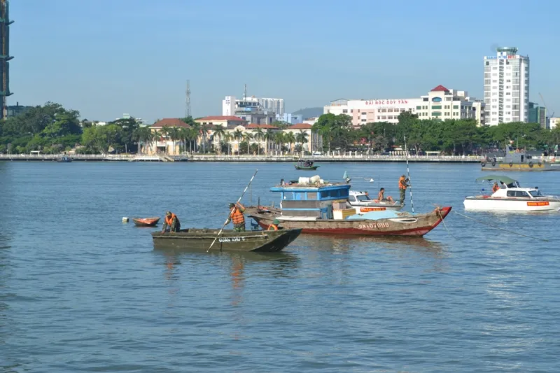 Đặc công nước lặn tìm các nạn nhân vụ chìm tàu trên sông Hàn ảnh 6