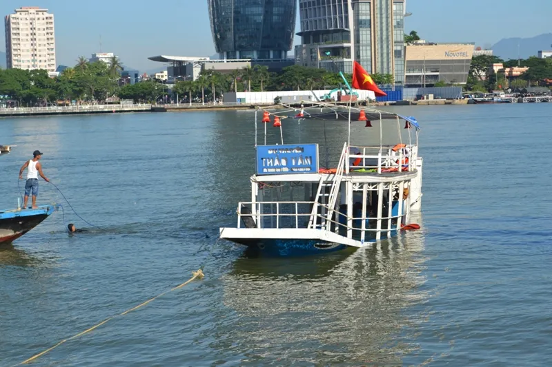 Đặc công nước lặn tìm các nạn nhân vụ chìm tàu trên sông Hàn ảnh 8