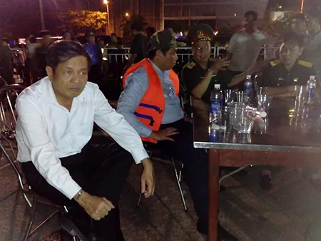 Tàu du lịch chìm trên sông Hàn: Sáng nay, ngư dân sẽ tìm 3 người mất tích ảnh 1