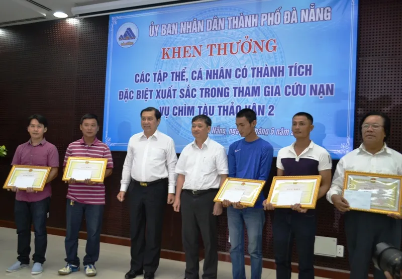 Đà Nẵng vinh danh những 'người hùng' xả thân cứu khách bị chìm tàu ảnh 1 Đà Nẵng vinh danh những 'người hùng' xả thân cứu khách bị chìm tàu ảnh 1