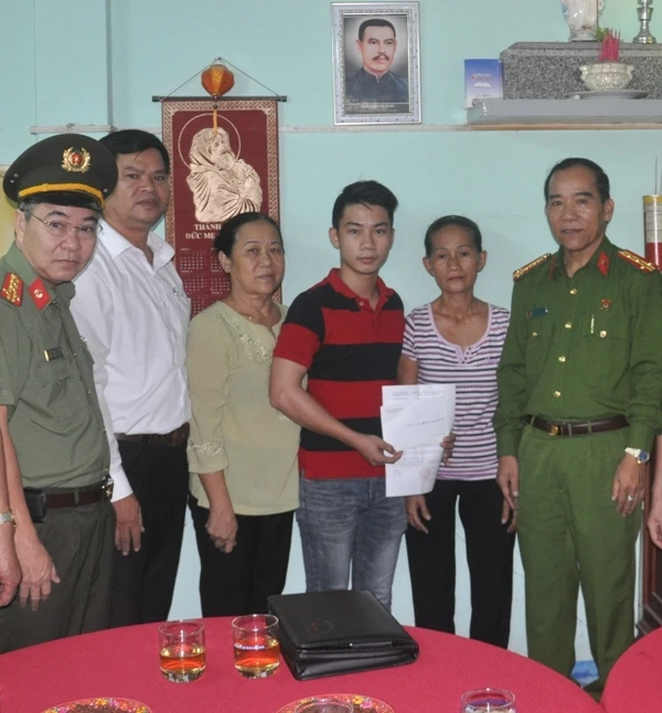 Công an Đà Nẵng trao quyết định hỗ trợ cho gia đình anh Tân.