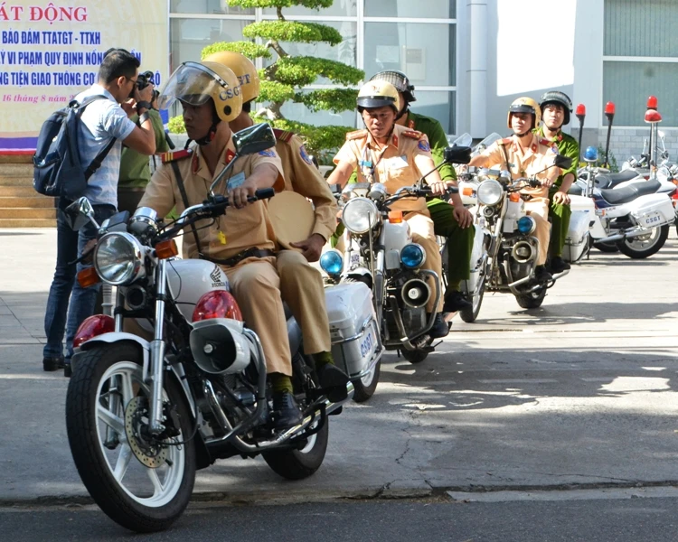 Các lực lượng triển khai tuần tra, kiểm soát trên các tuyến đường. Ảnh: TT