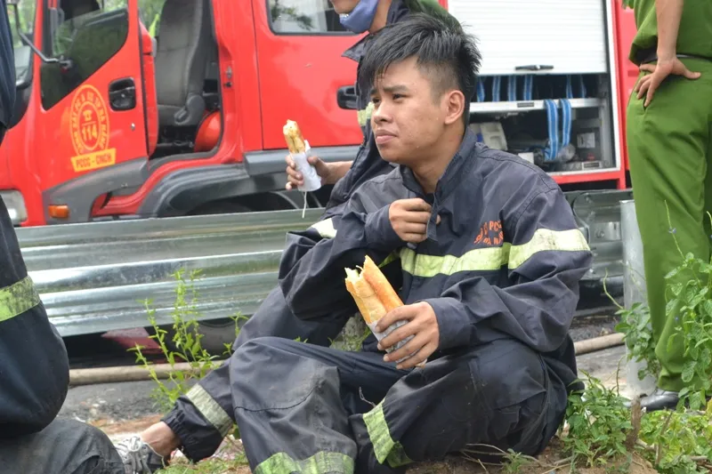 Ổ bánh mỳ lót dạ sau mấy giờ đồng hồ vật lộn với giặc lửa. Ảnh: TT