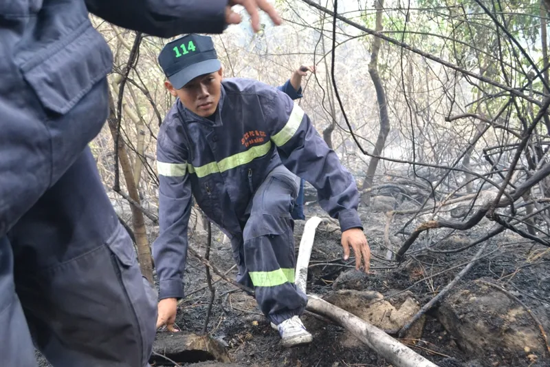 Lính cứu hỏa vượt qua các mỏm đá lởm chởm.